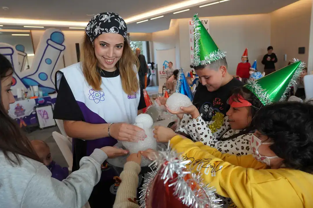 Antalya LÖSEV’den Çocuklara Umut Dolu Yılbaşı Partisi 3